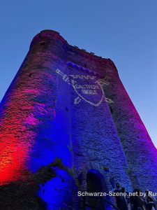 Bergfried der Ehrenburg, angeleuchtet 