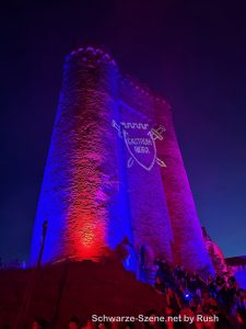 Ehrenburg, Bergfried, angeleuchtet