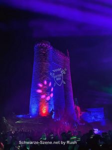 Bergfried der Ehrenburg, angeleuchtet