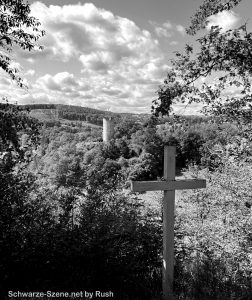 Holzkreuz vor Burgruine