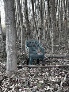 Kunststoff-Stühle im Wald